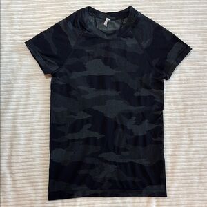 Athleta Momentum T-Shirt Black Camo XS